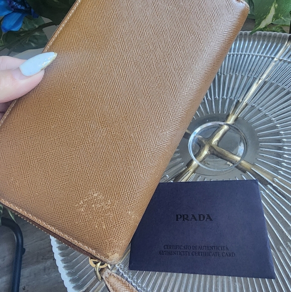 Authentic Prada Saffiano zippy wallet - Picture 11 of 12